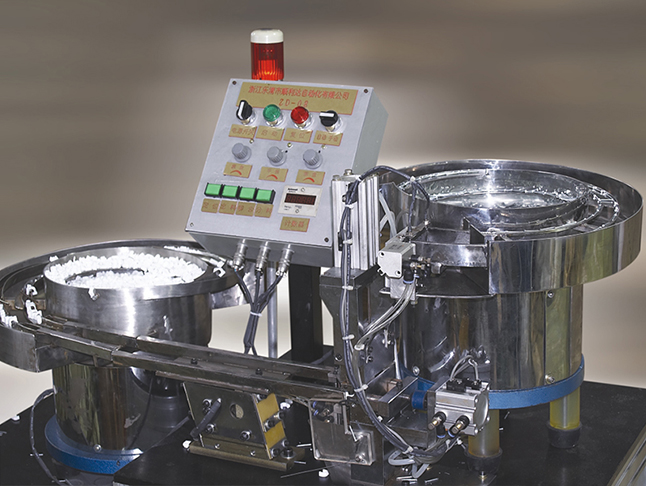 Automatic cable clip riveting machine